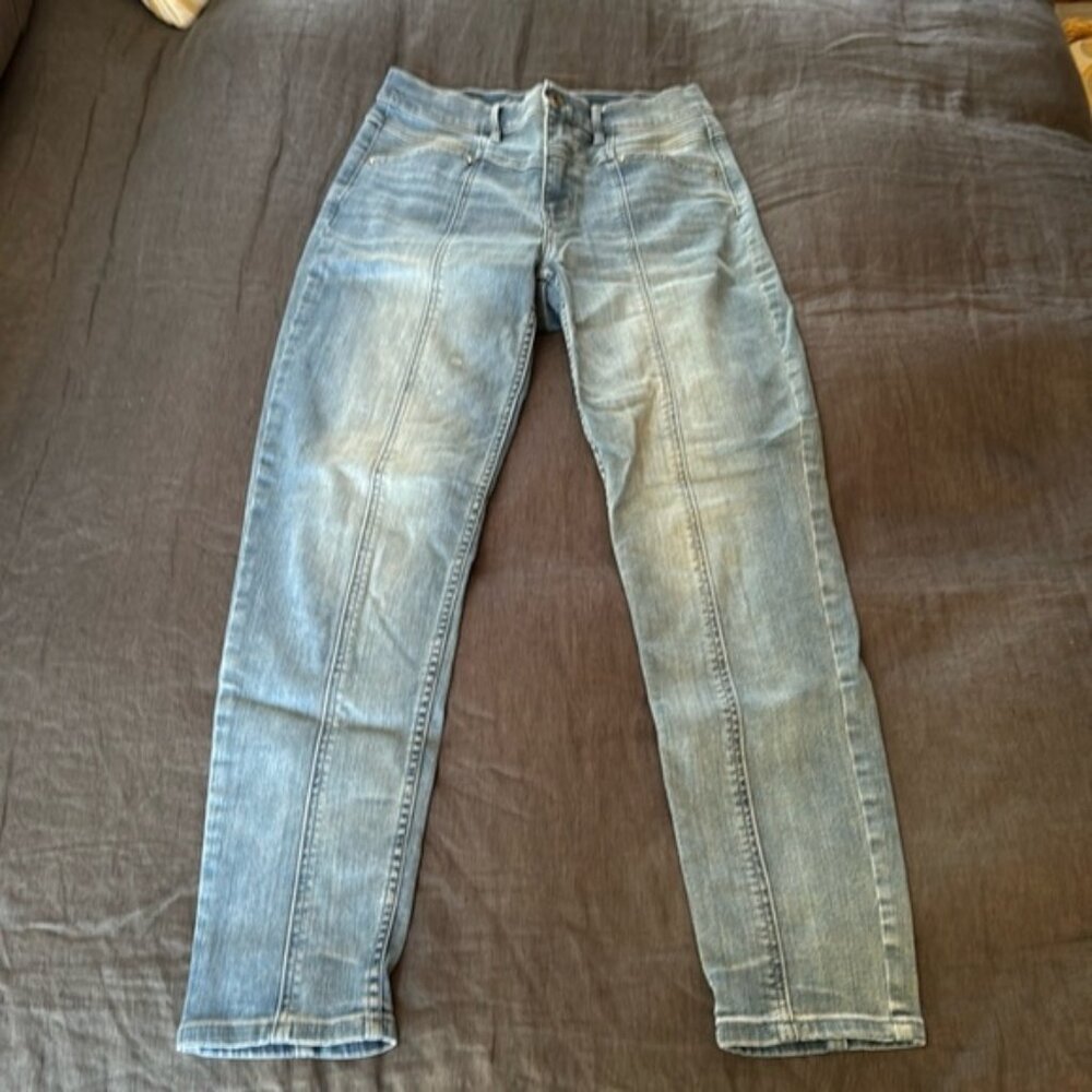 The Tapered Ankle - Medium Wash - Very Flattering!